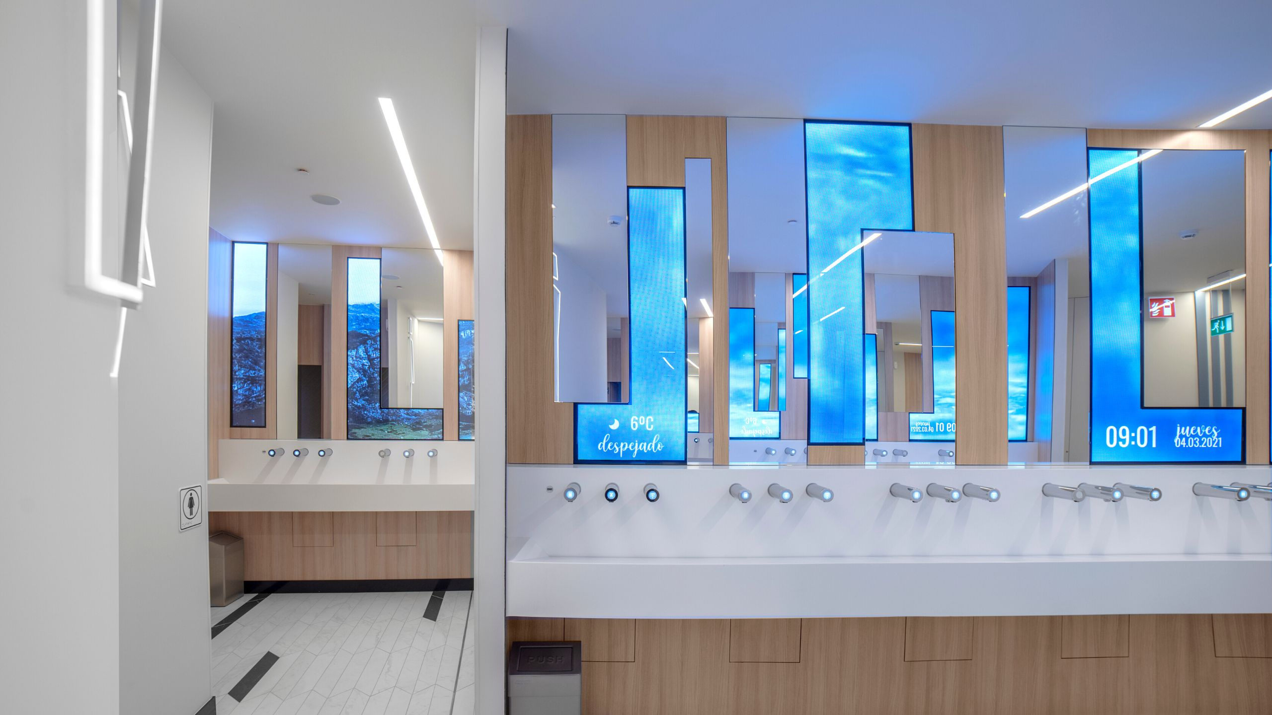 Case Study: Taking Valle Real shopping center to a new dimension - "digital toilets"