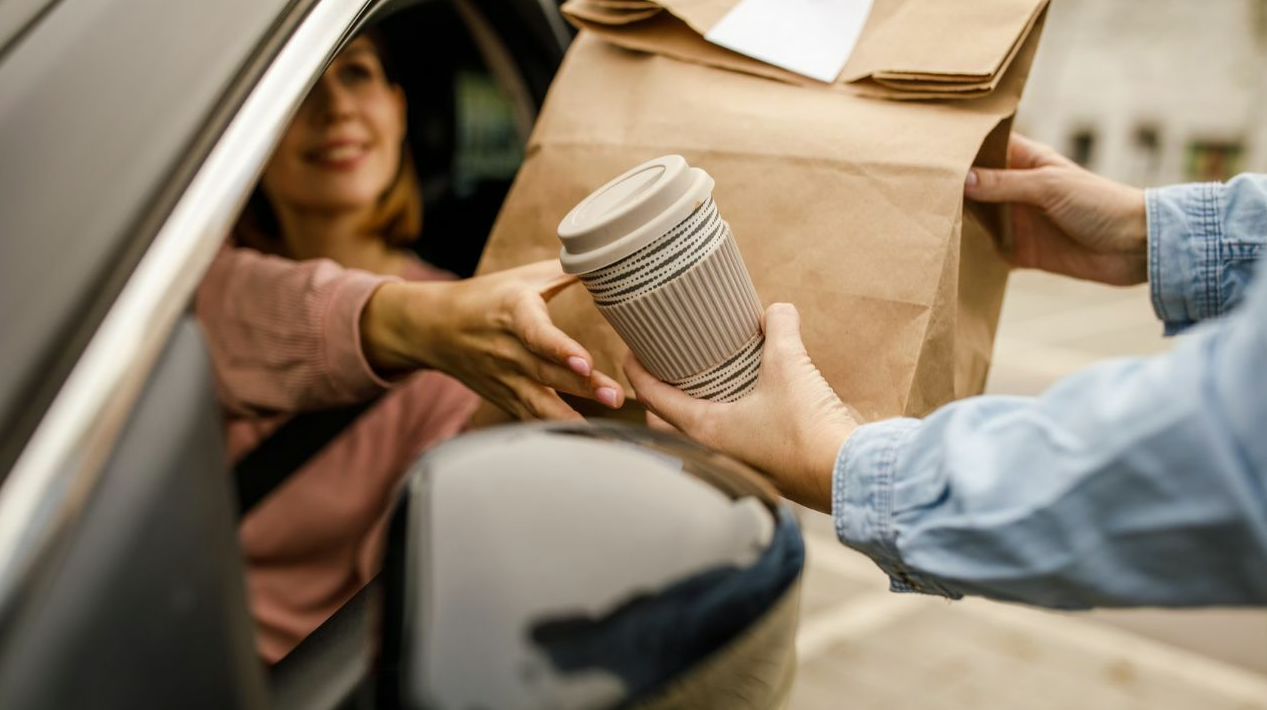 Nueve maneras en que la señalización digital mejora la experiencia en un drive-thru