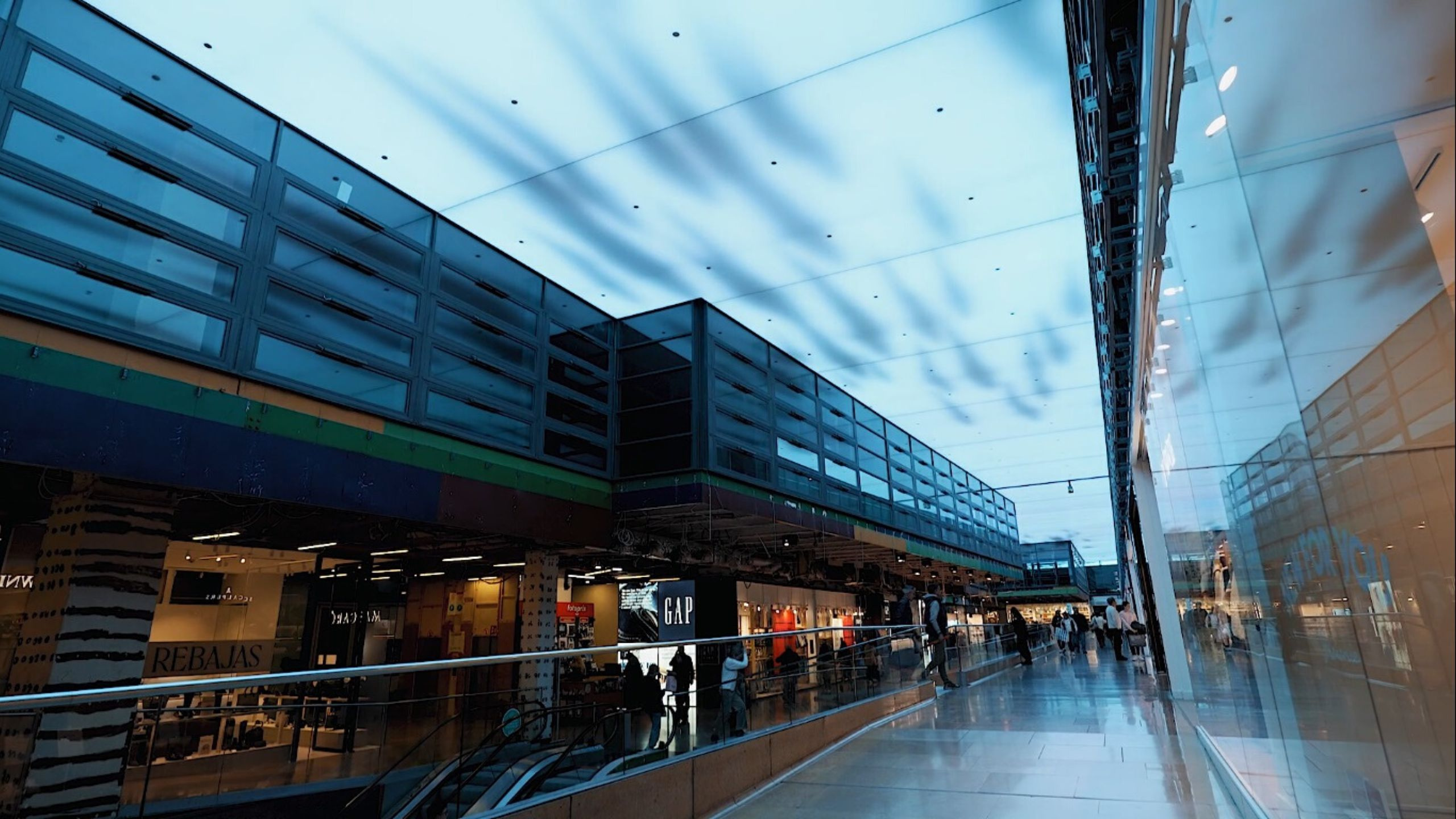 A huge digital lighting canvas spanning 1,100 sqm captivates at the L'illa Diagonal shopping center