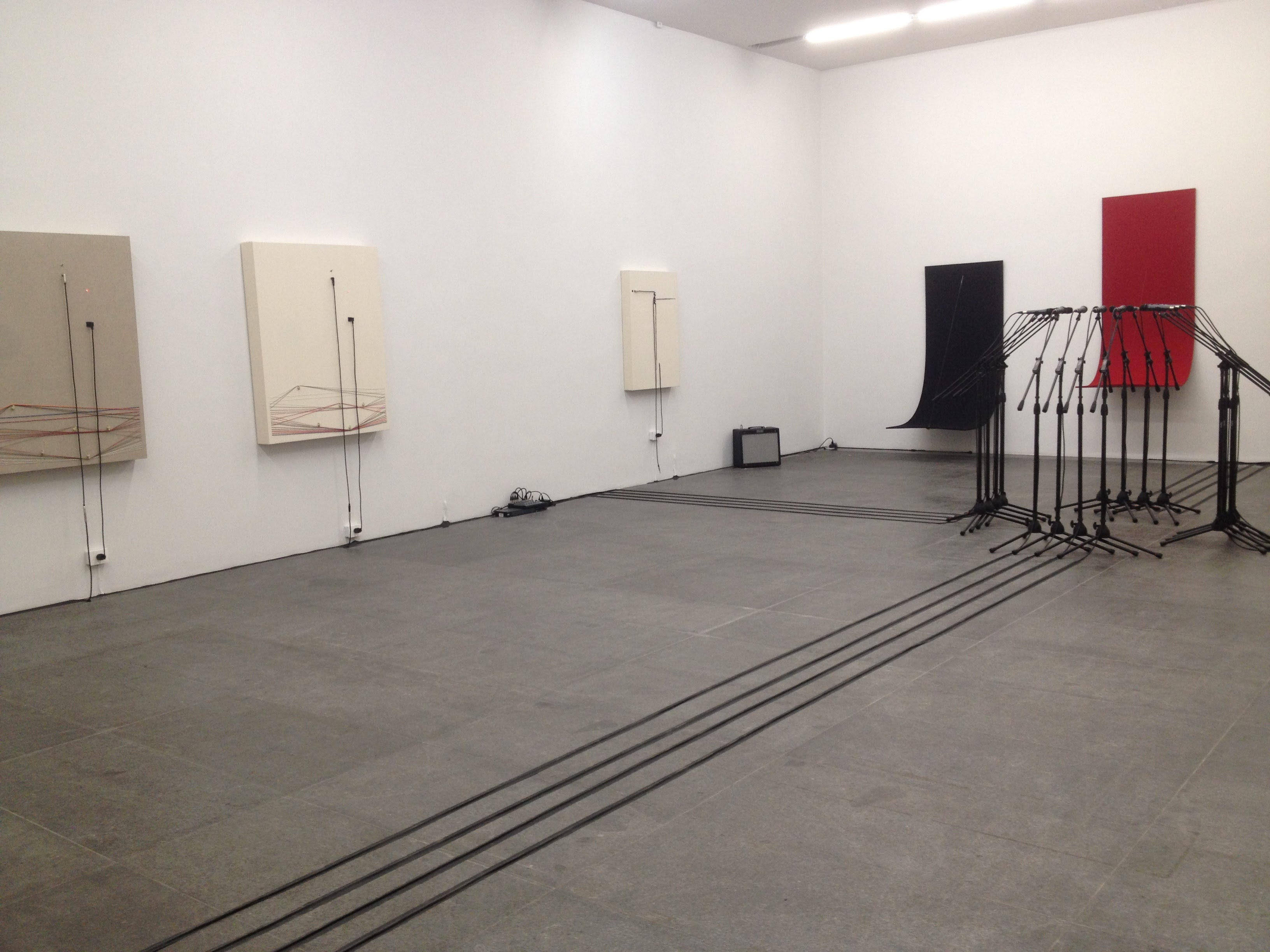 Muchos microfonos, pocas voces