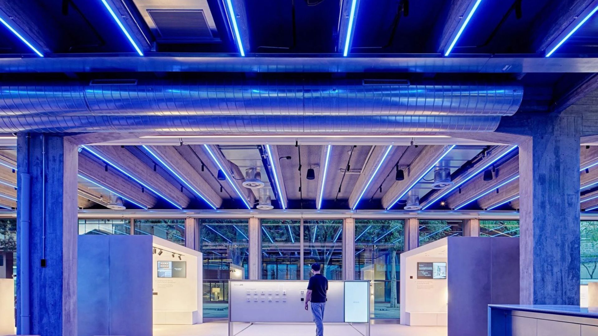 Simon Shines at Llum BCN 2025 with the Trànsit Installation and Media Façade 