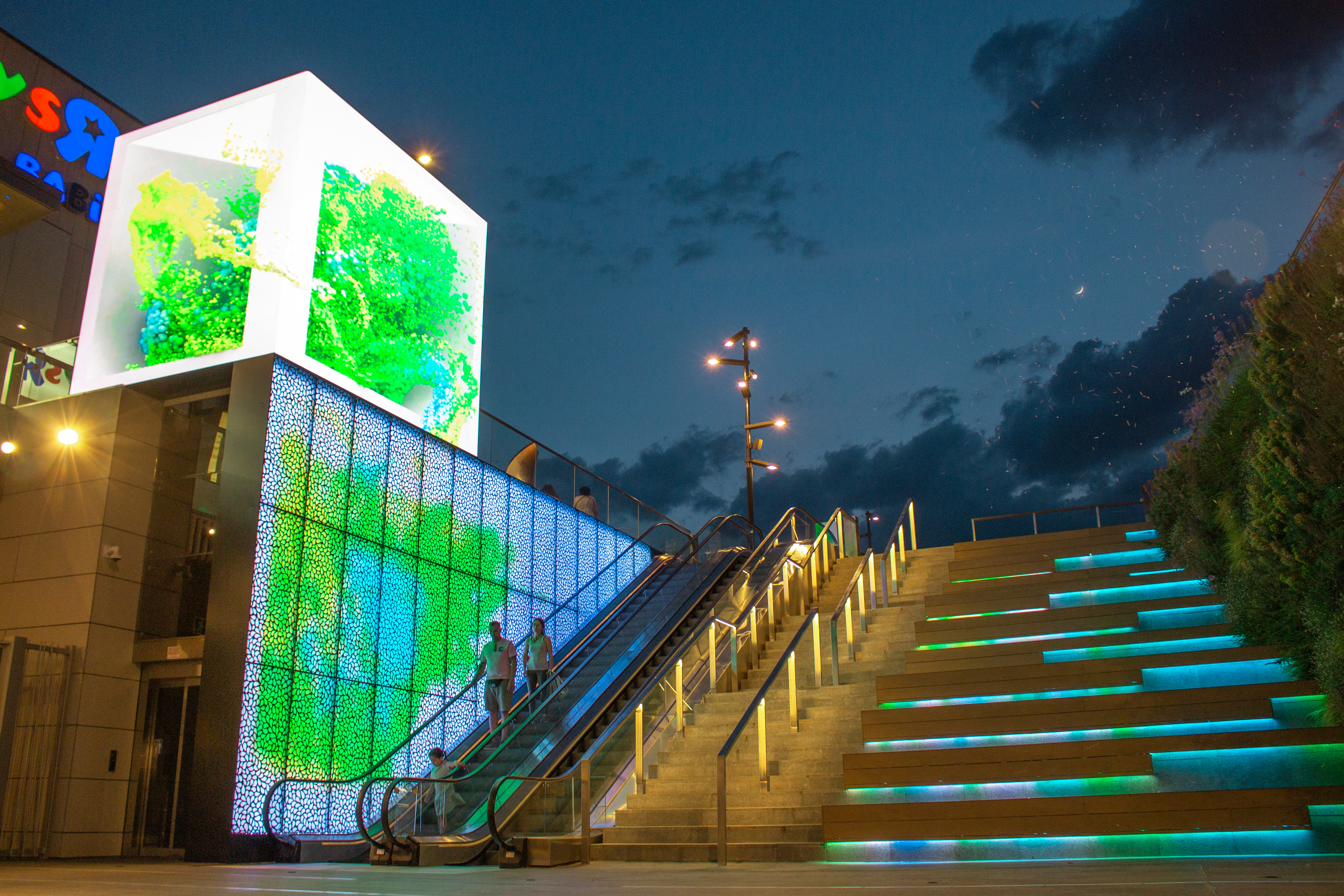Case Study: Multimedia digital façade in the Puerto Venecia shopping resort