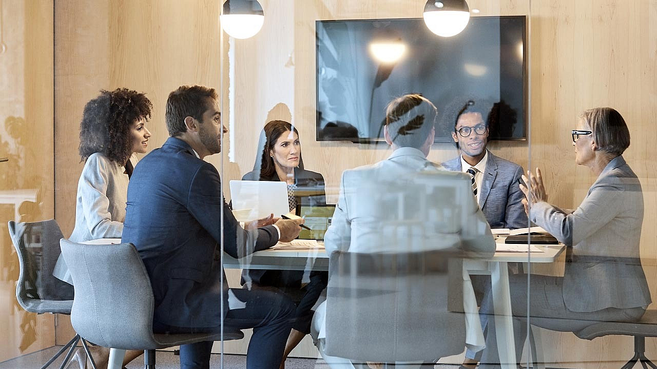 Um grande fator influencia a conectividade das salas de conferência
